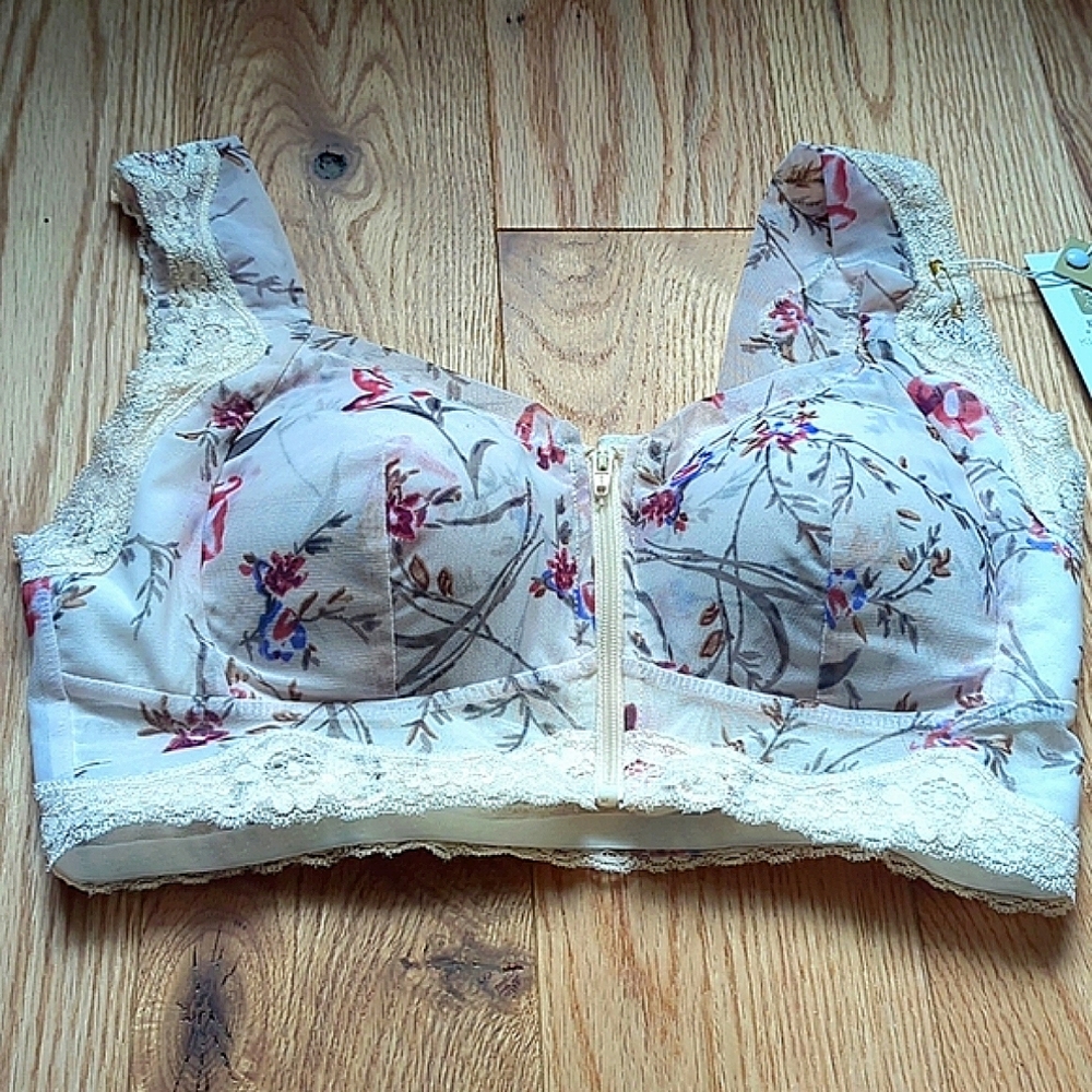 KissFeel. NWTs. Front Closure Bralette. Floral Print. Medium Size.